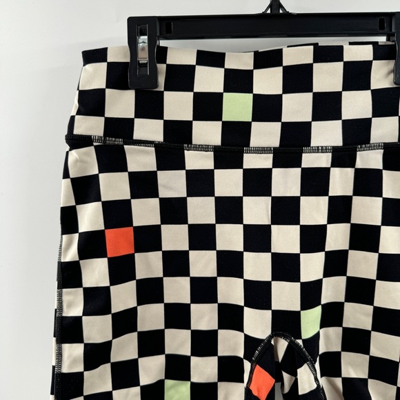 Fabletics Motion Checkerboard Biker Shorts Size M - Picture 2 of 9